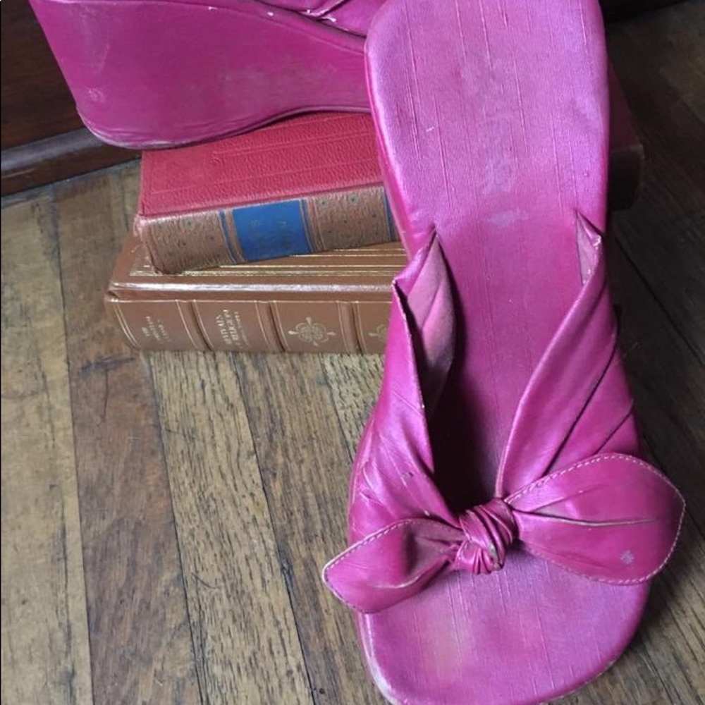 Retro fuchsia sandals